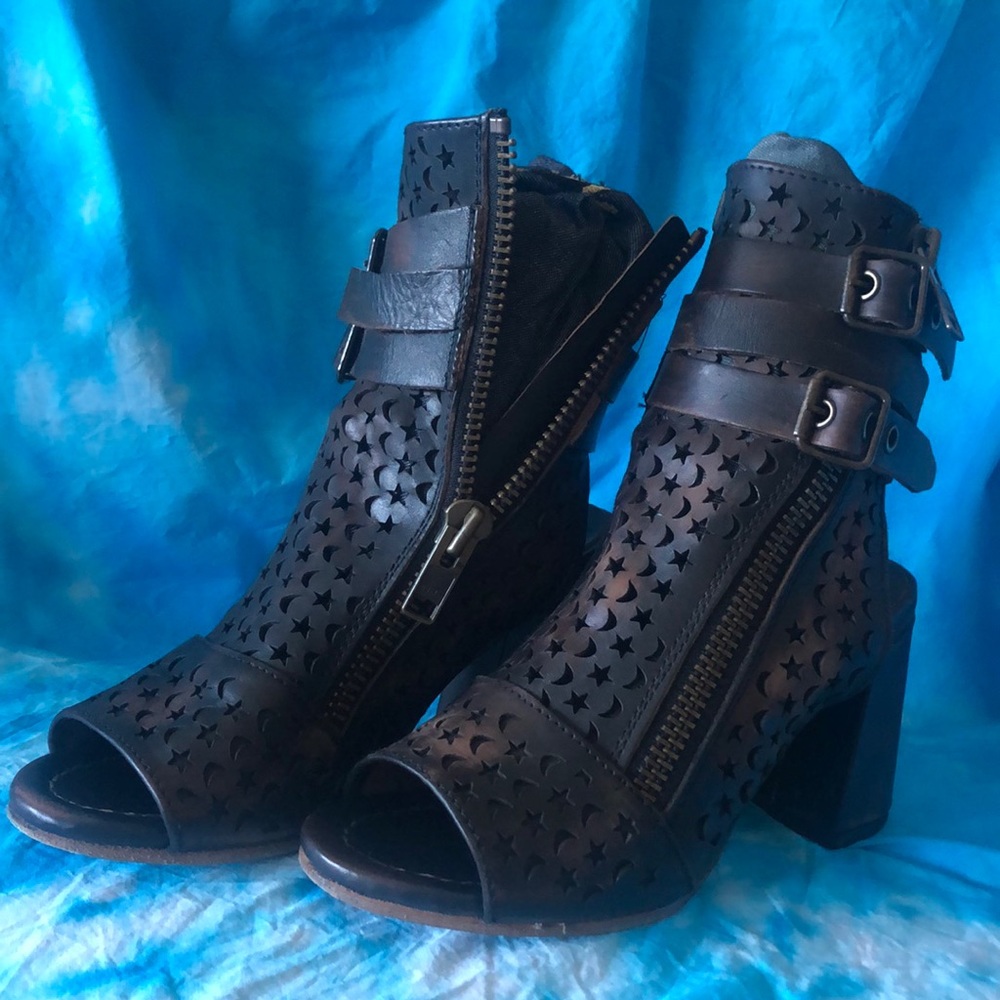 FREEBIRD BY STEVEN THERESA cutout star/moon bootie